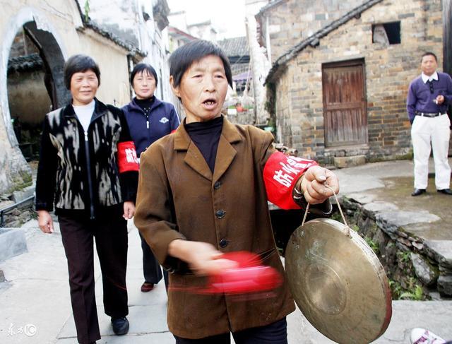 婆婆要趕我出門,我氣的把家砸了,老公回來一句話不敢說
