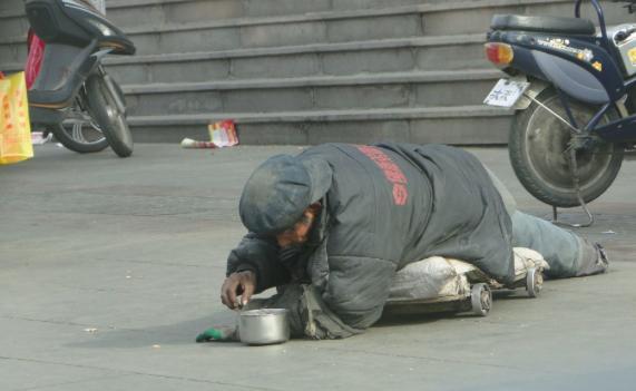 父親扮乞丐回家,3個兒子全都讓滾,唯獨女兒養他,一回家高興壞了