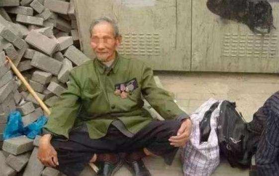 父親扮乞丐回家,3個兒子全都讓滾,唯獨女兒養他,一回家高興壞了