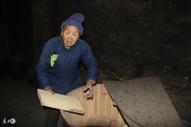父親扮乞丐回家,3個兒子全都讓滾,唯獨女兒養他,一回家高興壞了