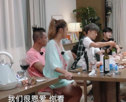 應采兒酒後坐陳小春腿上,誰注意陳小春?臉上「嫌棄」手卻很誠實!