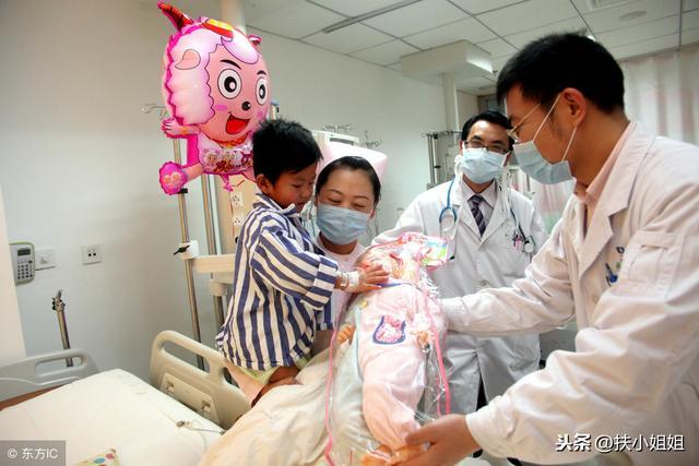 六歲小女寶寶患癌去世，家人打開她臨走前緊盯著櫃子後無法淡定了