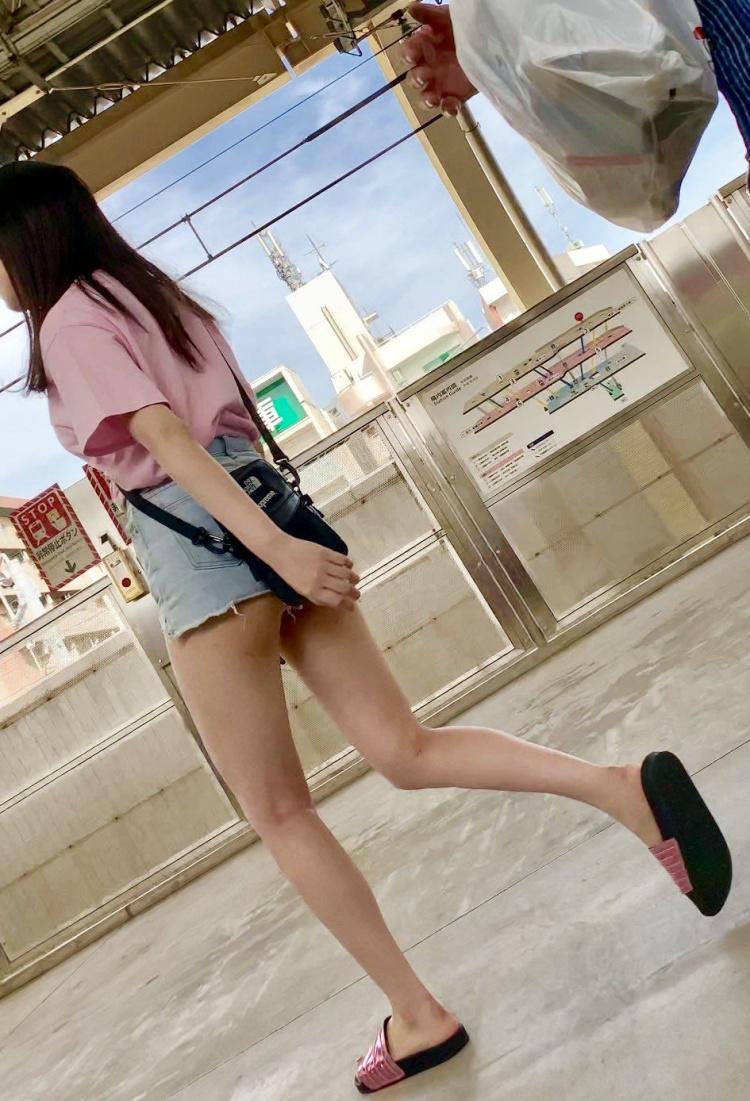 月台上等車..突然「兩顆蜜桃QQ彈」從眼前經過!絕讚美景必須收藏..看來妹妹要去探親?