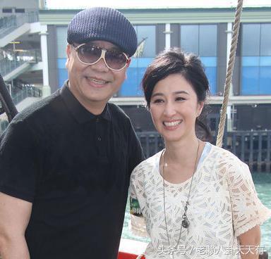 56歲歐陽震華近照，質疑聲中娶賭王孫女恩愛21年，今雖沒孩子卻很愜意