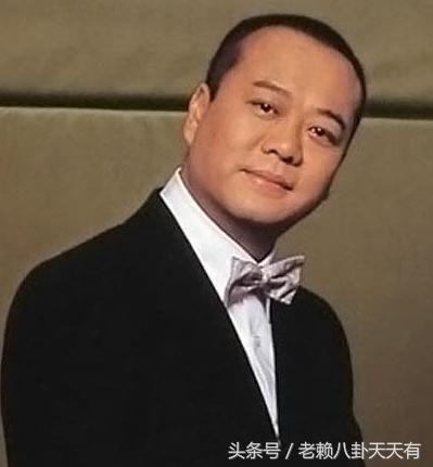 56歲歐陽震華近照，質疑聲中娶賭王孫女恩愛21年，今雖沒孩子卻很愜意
