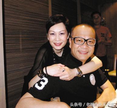 56歲歐陽震華近照，質疑聲中娶賭王孫女恩愛21年，今雖沒孩子卻很愜意