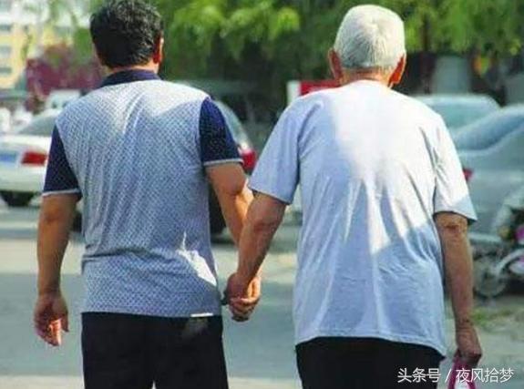 父母出事大伯將他趕出家，二伯領回家照顧，出息後卻只給大伯養老
