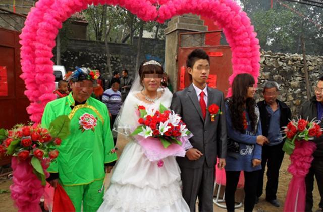 妹妹婚前懷孕，訂婚婆婆不給一分錢彩禮，過門三年後妹成了大贏家