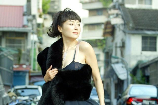 萬梓良60歲前妻恬妞近照，臉色紅潤有光澤，活潑起來像個孩子！