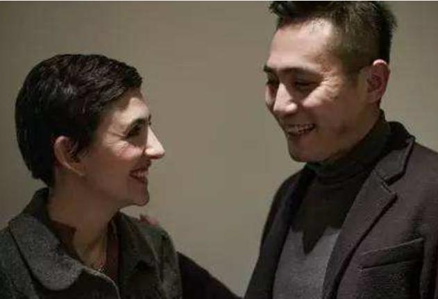 著名演員，為照顧患病妻子三年不拍戲，今妻子容顏蒼老仍不離不棄