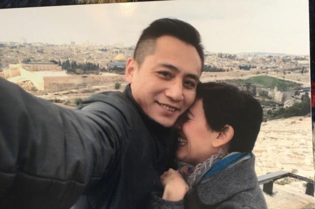 著名演員，為照顧患病妻子三年不拍戲，今妻子容顏蒼老仍不離不棄