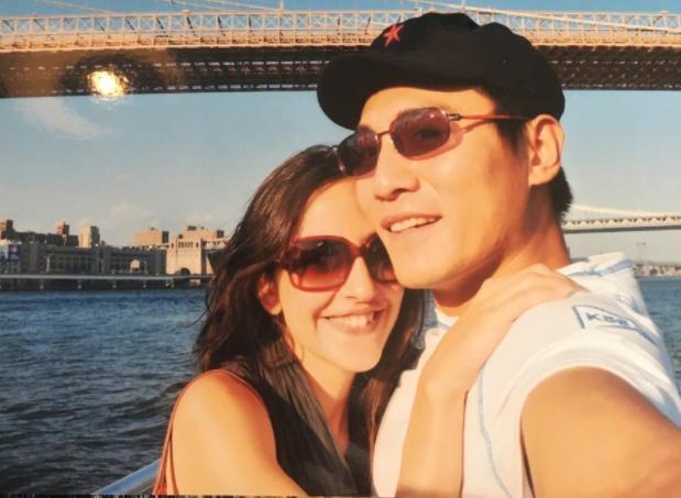 著名演員，為照顧患病妻子三年不拍戲，今妻子容顏蒼老仍不離不棄